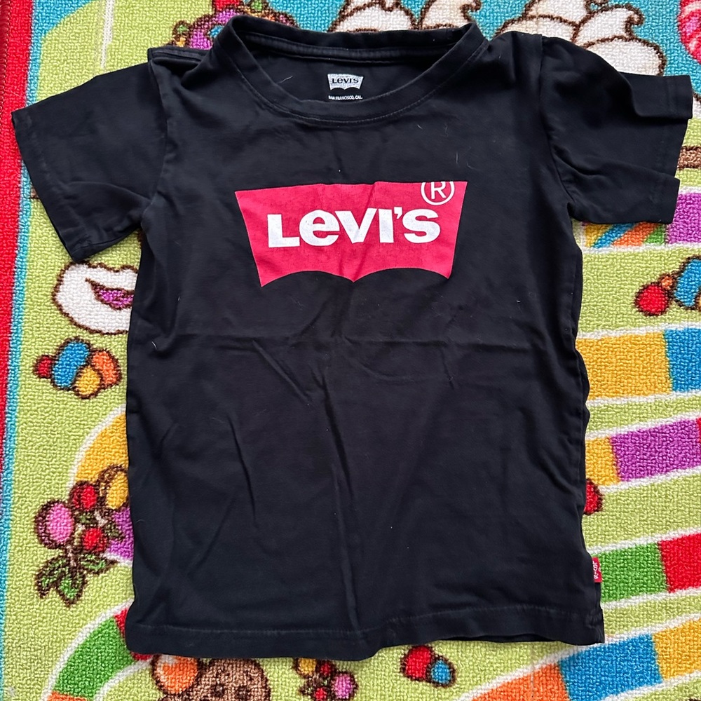🐠2/$10🐠 Boys Levi’s tee.